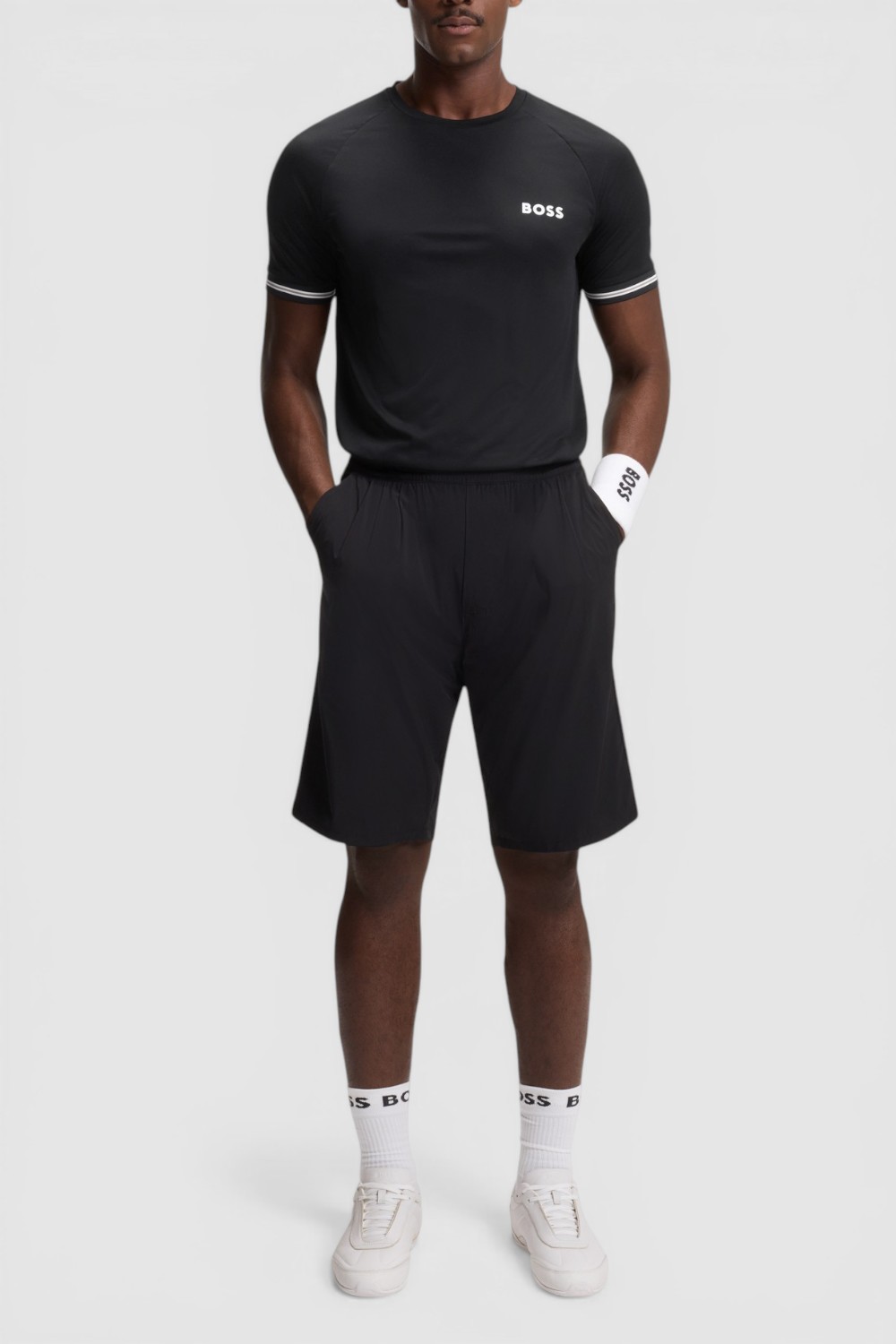 תמונת כל הלוק של חולצת טי בגזרת סלים